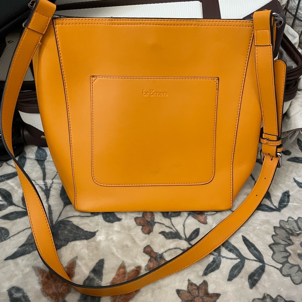 Brīmen Orange Leather Crossbody Bag with Front Pocket